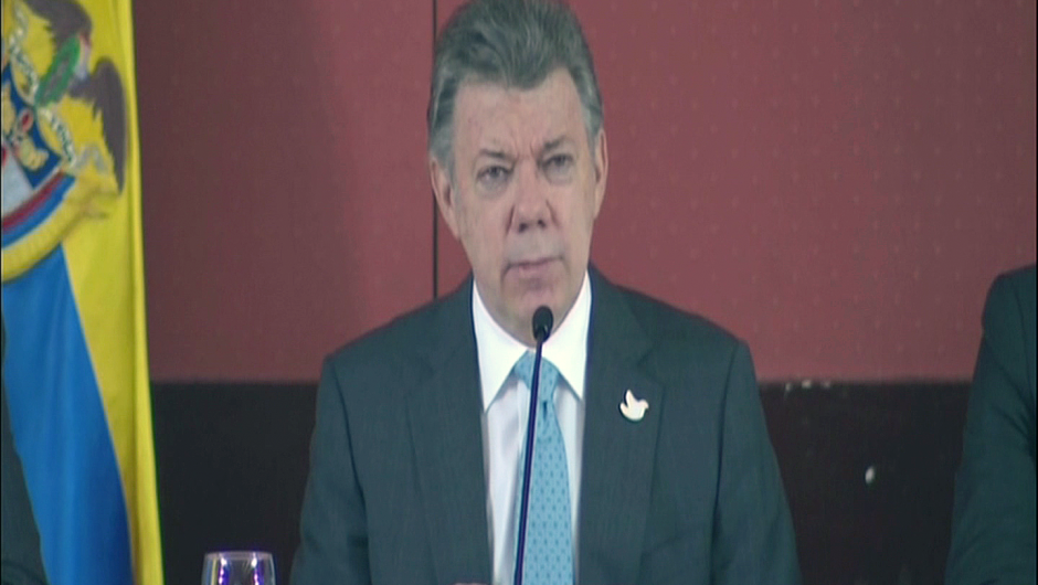 El presidente de Colombia, Juan Manuel Santos, habla desde el hotel Tequendama en Bogotá, el 21 de abril de 2015. Crédito: Señal Institucional