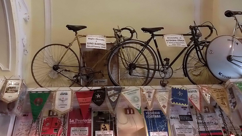 Bicicletas de Bartali y Alfonsina Strada en el santuario (Crédito: Ander Izagirre)