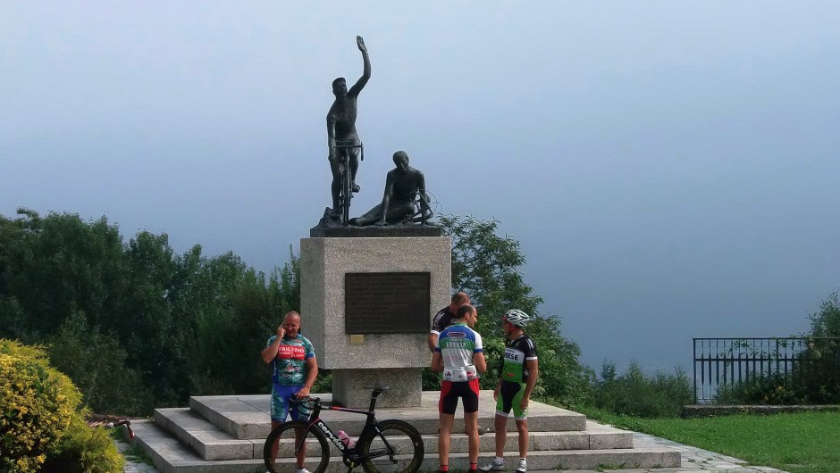 Monumento al ciclismo en Ghisallo (Crédito: Ander Izagirre)
