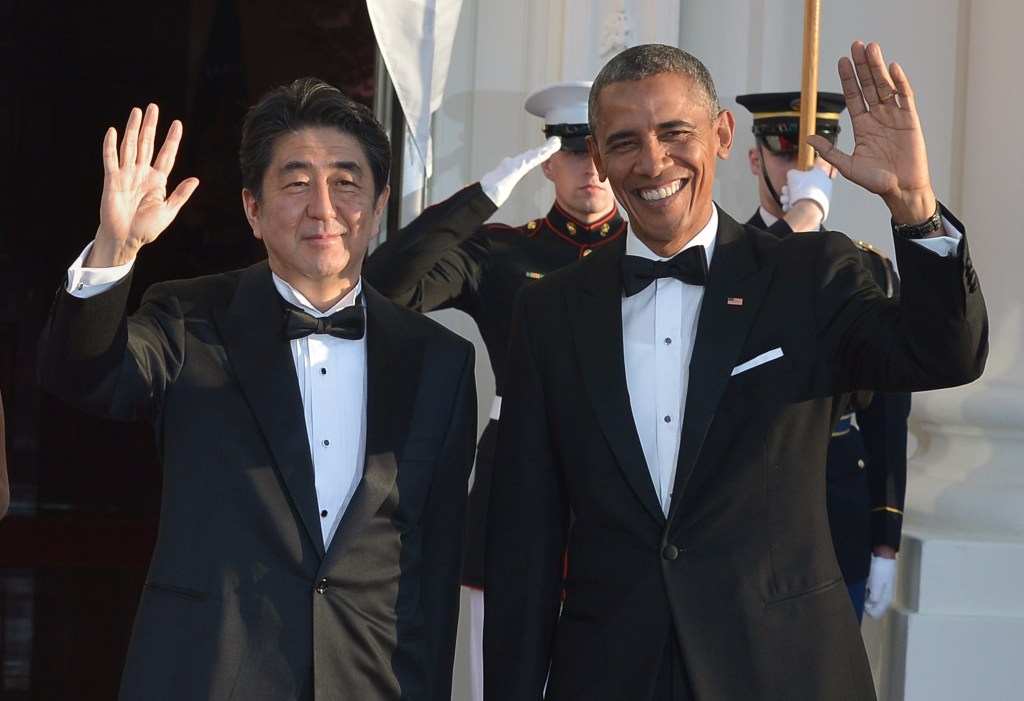 El presidente de Estados Unidos, Barack Obama (der.) junto al primer ministro japonés, Shinzo Abe, en la Casa Blanca el 28 de abril de 2015. (Crédito: MANDEL NGAN/AFP/Getty Images)