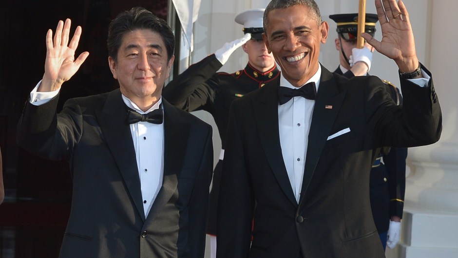 El presidente de Estados Unidos, Barack Obama (der.) junto al primer ministro japonés, Shinzo Abe, en la Casa Blanca el 28 de abril de 2015. (Crédito: MANDEL NGAN/AFP/Getty Images)