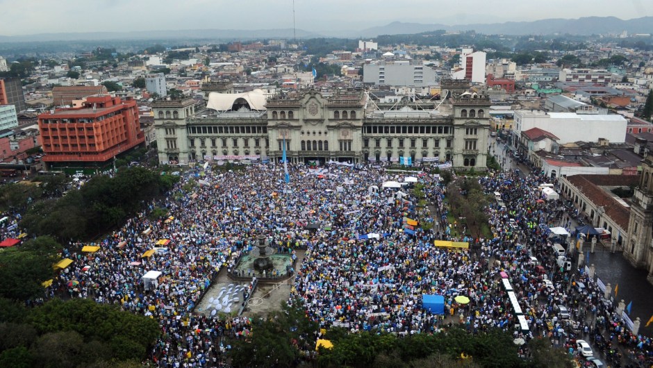 Vista aérea de la protesta en la Plaza de la Constitución en Ciudad de Guatemala este sábado 16 de mayo de 2015. Crédito: JOHAN ORDONEZ/AFP/Getty Images