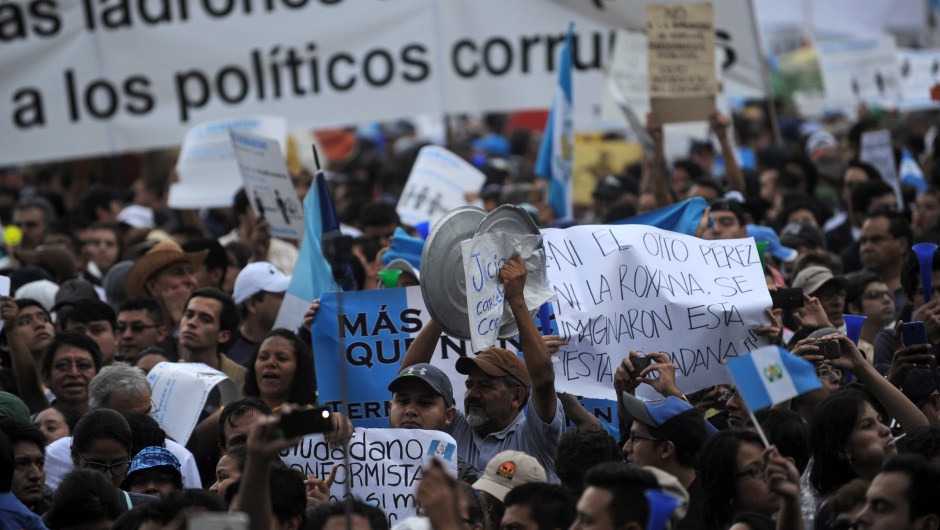 Manifestantes durante la protesta en Ciudad de Guatemala contra la corrupción en el gobierno. Crédito: JOHAN ORDONEZ/AFP/Getty Images