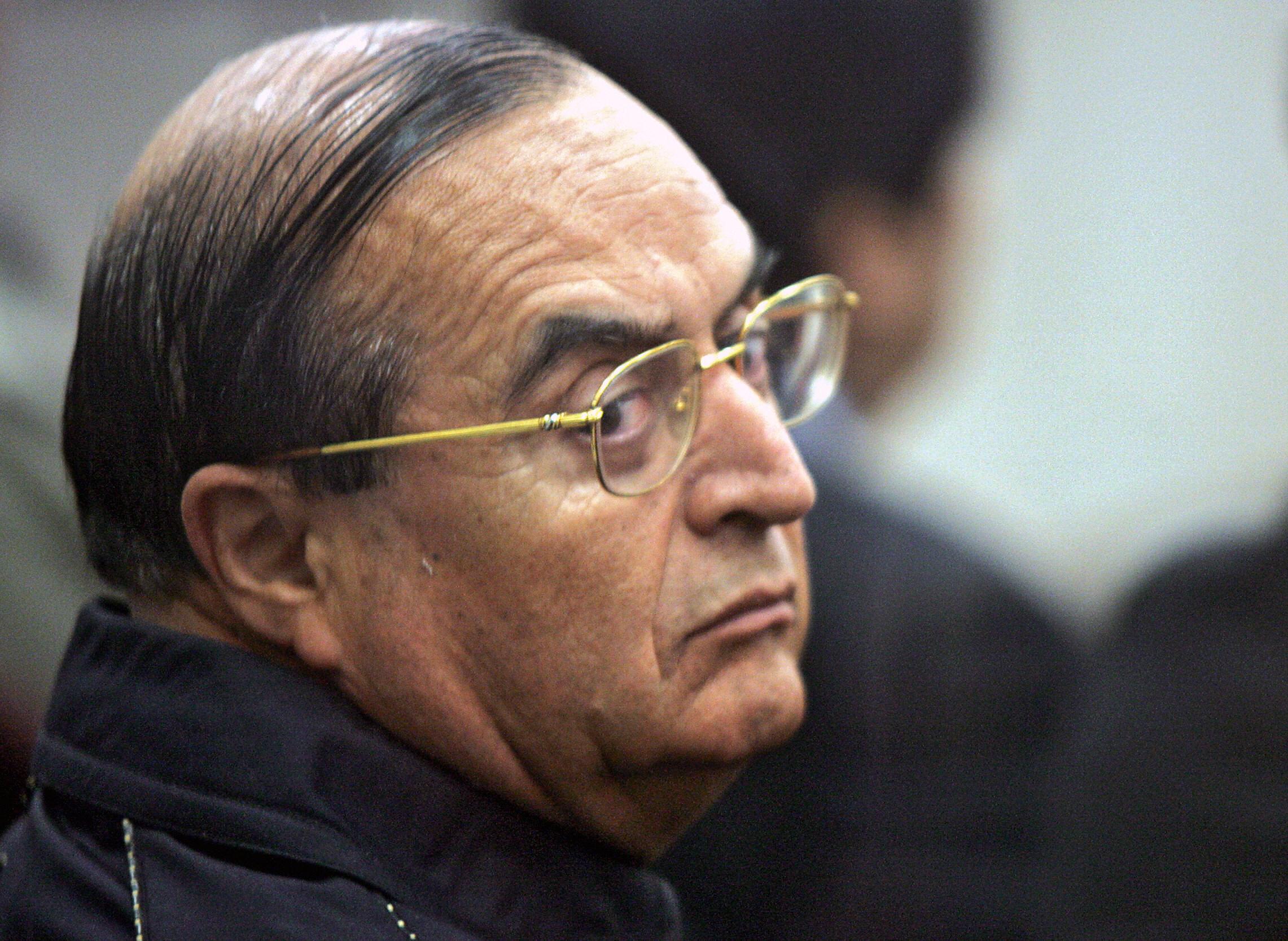 Lima, PERU:  Vladimiro Montesinos, ex-right hand of ex Peruvian President Alberto Fujimori (1990-2000), looks at his lawyer Estela Valdivia (out of frame) during a trial session at Callao Naval Base, 21 September 2006 in Lima. After two years and eight months of trial, Montesinos is expected to be sentenced today for charges on arm trading to the Revolutionary Armed Forces of Colombia (FARC) guerrilla in 1999. AFP PHOTO/Eitan ABRAMOVICH   (Photo credit should read EITAN ABRAMOVICH/AFP/Getty Images)