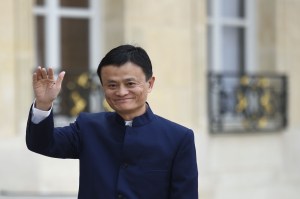 El empresario chino Jack Ma, creador de la empresa de internet Alibaba llegó al Palacio del Eliseo en marzo de 2015 a reunirse con el presidente francés Francois Hollande (Crédito: MARTIN BUREAU/AFP/Getty Images)