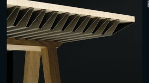 La mesa está hecha de aluminio y cera de con cambio de fases. Su forma corrugada facilita la transferencia de calor.