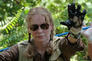 El 28 de enero de 2014 la actriz estadounidense Mia Farrow visitó la amazonía ecuatoriana y se unió a la campaña contra la petrolera mostrando "la mano sucia" de Chevron".   (Crédito: JUAN CEVALLOS/AFP/Getty Images)