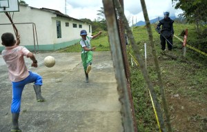 Un soldado colombiano cerca a una escuela en el municipio de Cocorná, en una labor de entrenamiento de desminado al este del departamento de Antioquia, al noroccidente de Colombia. (Crédito:  RAUL ARBOLEDA/AFP/Getty Images)