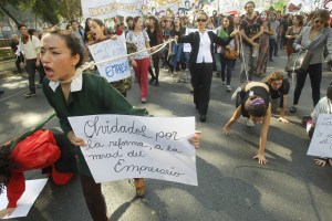 Miles de estudiantes participaron en protestas masivas el pasado 14 de mayo, pidiéndole al gobierno mejoras en el sistema educativo en Chile. (Crédito: Claudio Reyes/AFP/Getty Images)