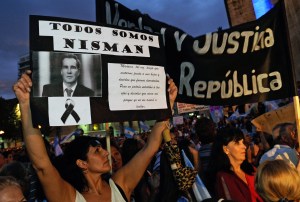 En febrero 18 de 2015 miles de personas salieron a las calles de Argentina en la denominada "Marcha del Silencio" para repudiar la muerte del fiscal Alberto Nisman, que llevaba la causa AMIA(Crédito: STR/AFP/Getty Images)