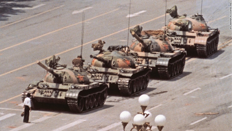Durante las protestas de la Plaza de Tiananmen en 1989, la histórica imagen de “El Rebelde Desconocido”  tomada por el fotógrafo Jeff Widener, le dio la vuelta al mundo mostrando la magnitud del enfrentamiento entre manifestantes y la fuerza pública china.