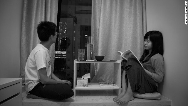 Yang Lulu y Bill Hong en su apartamento de Hong Kong.