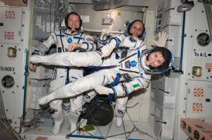 Terry Virts, comandante de la Expedición 43 en la Estación Espacial Internacional; y los astronautas Anton Shkaplerov y Samantha Cristoforetti, en una foto tomada el 6 de mayo de 2015, preparando su viaje de regreso a la Tierra. (Crédito: NASA)