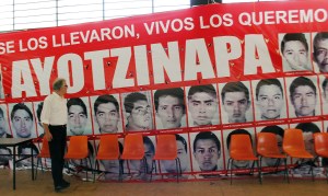 Uno de los hechos más violentos en los últimos meses en México es la desaparición de los 43 estudiantes de Ayotzinapa, el 26 de septiembre de 2014, cuando la policía atacó un bus que llevaba estudiantes de la normal, presuntamente por órdenes del alcalde local. (Crédito:JESUS GUERRERO/AFP/Getty Images)