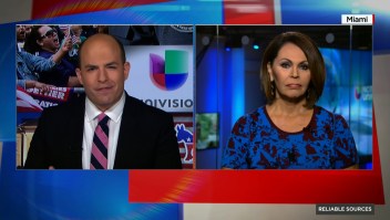 La presentadora de Univisión María Elena Salinas durante su entrevista con Brian Stelter en el programa de CNN "Reliable Sources".