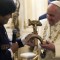 El presidente Evo Morales regala al papa un Cristo sobre una hoz y un martillo.
