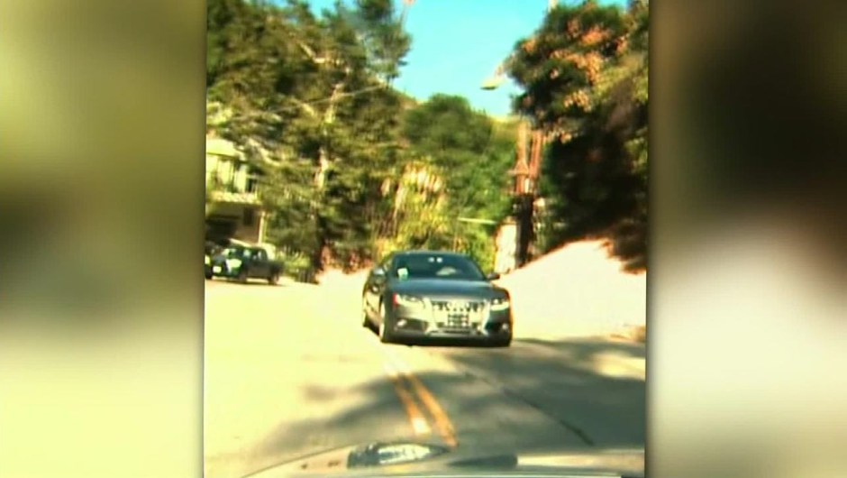 El vehículo circula marcha atrás durante varios kilómetros en calles transitadas de Los Angeles.