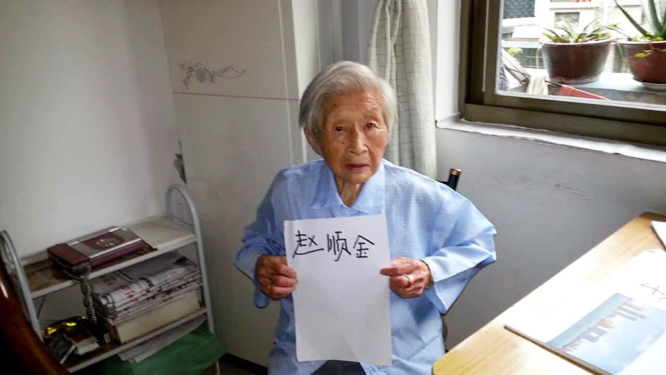 Zhao Shunjin, a sus 100 años, muestra un papel con su nombre escrito de su puño y letra en su casa de Hangzhou, China, el 16 de julio de 2015. Cortesía: Luo Rongsheng