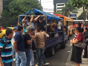 El gobierno dispuso vehículos para transportar a los ciudadanos afectados por el paro de transportes. (crédito: CNN/Merlín Delcid)