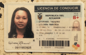 La mujer presentó la licencia de conducción ecuatoriana a las autoridades colombianas.