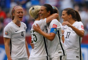 Carli Lloyd, No. 10 del seleccionado estadounidense celebra su tercer gol durante el partido contra Japón con Megan Racione, #15, en el mundial de fútbol femenino en Canadá. (Crédito: Kevin C. Cox/Getty Images)