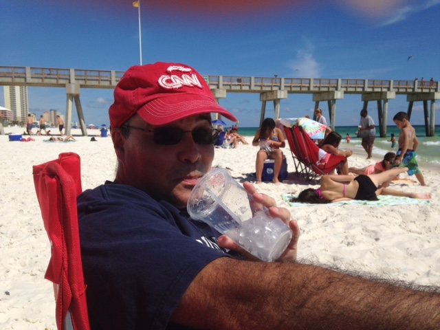 El 'beach boy' de CNN en Español, Camilo Egaña, disfrutando de una bebida paradisíaca en una playa 'sin nombre'. (Crédito: Camilo Egaña/CNN)