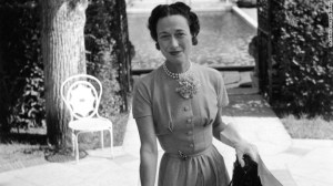 La duquesa de Windsor en el jardín de Villa Trianon, Lady Mendl (La casa de Elsie de Wolfe, en Versalles, mayo 1949. Ella lleva un broche de pantera en su cinturón. (Crédito: © Robert Doisneau, Rapho)