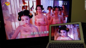 Los escotes y “pechos exprimidos” de la serie de televisión ‘La emperadora china’ fueron considerados como “vulgar” por el gobierno de China, por lo que la serie fue sacada del aire. 