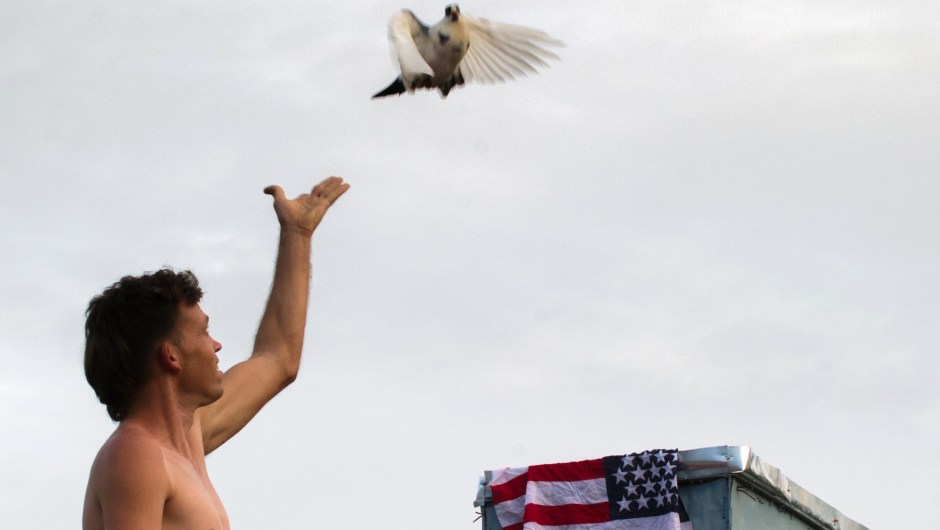 Un hombre suelta una paloma en La Habana el 1 de julio de 2015 (Crédito: YAMIL LAGE/AFP/Getty Images)