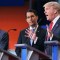 Donald Trump (der.) durante el debate republicano en Cleveland, ante la mirada del gobernador de Wisconsin, Scott Walker (centro) y Ben Carson el 6 de agosto de 2015.