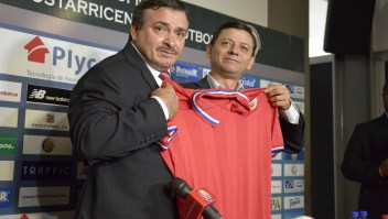 The new coach of the Costa Rican national football team, Oscar Ramirez (L) poses with the interim president of the Costa Rican Football Federation Jorge Hidalgo, during the press conference in which he was introduced as the new team manager, in Alajuela, 15 km west of San Jose, on August 18, 2015. AFP PHOTO / EZEQUIEL BECERRA (Photo credit should read EZEQUIEL BECERRA/AFP/Getty Images)