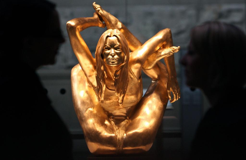 "Siren" por el artista británico Marc Quinn en la apertura de la exhibición "Statuephilia” dedicada a artistas contemporáneos, en el Museo Británico en Londres, 2008. (Crédito: Leon Neal/AFP/Getty Images) 