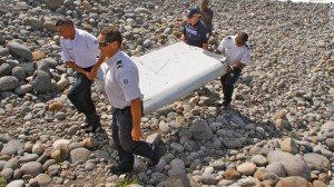 Autoridades hallaron los restos de un avión en aguas de la Isla de la Reunión, departamento francés de ultramar. Este fin de semana se confirmó que la pieza es de un Boeing 777. (Crédito: Lucas Marie/AP).