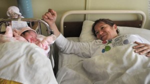 Margarita Segovia, esposa del minero Ariel Ticona, dio a luz a una niña que llamó Esperanza, en el hospital de Cipiapo, el 14 de septiembre.