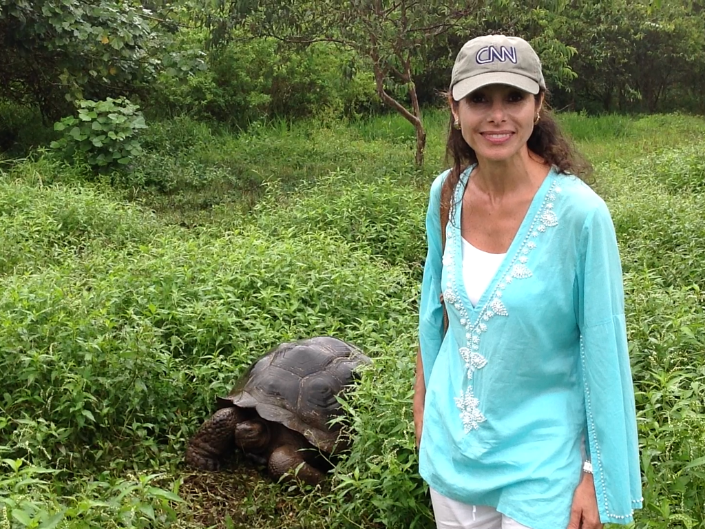 Patricia Janiot se fotografía junto a una tortuga en Galápagos. (Crédito: Patricia Janiot/CNN)