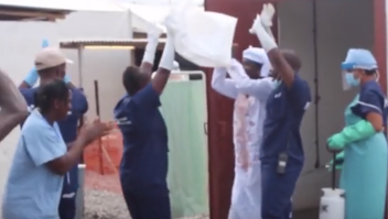Médicos celebran el final del ébola