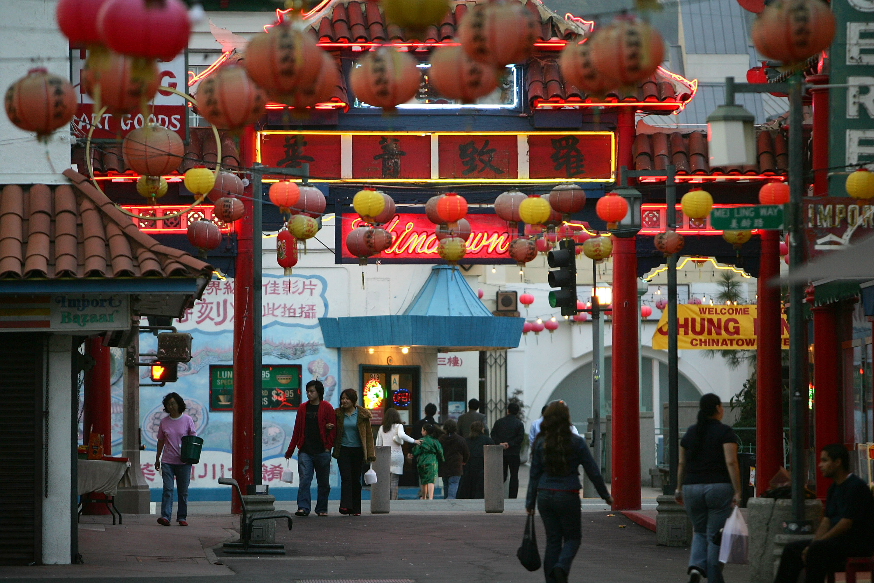 Personas caminan en calles de la sección antigua del área de Chinatown, en Los Ángeles, California. (David McNew/Getty Images)
