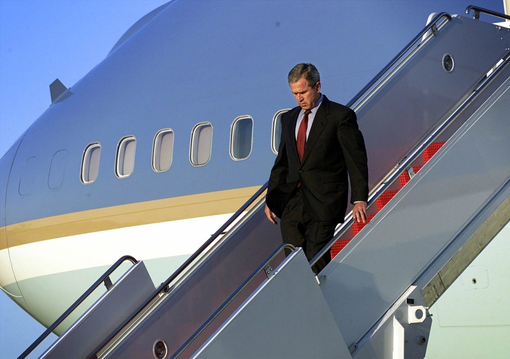 George W. Bush a su llegada a la Base Aérea Andrews el 11 de septiembre de 2001. Horas más tarde, Bush se dirigió a la nación desde la Oficina Oval en la Casa Blanca. (Crédito: Doug Mills/AFP/Getty Images)