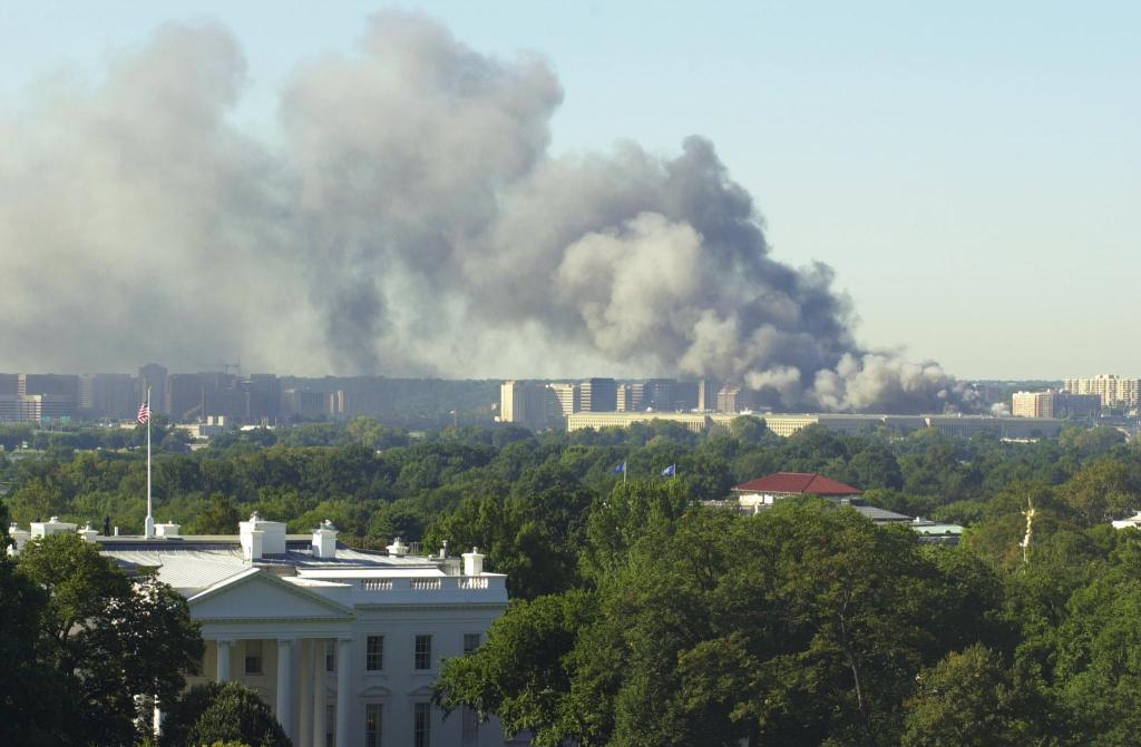 La Casa Blanca y al fondo, el Pentágono luego del ataque terrorista del 11 de septiembre de 2001. (Crédito: Robert Turtil/AFP/Getty Images)