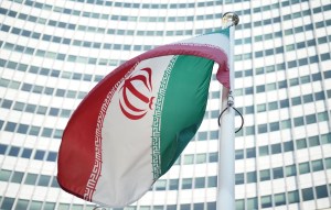 Bandera de Irán en Centro Internacional de Viena donde se negoció el histórico acuerdo sobre proliferación nuclear. (Crédito: JOE KLAMAR/AFP/Getty Images)