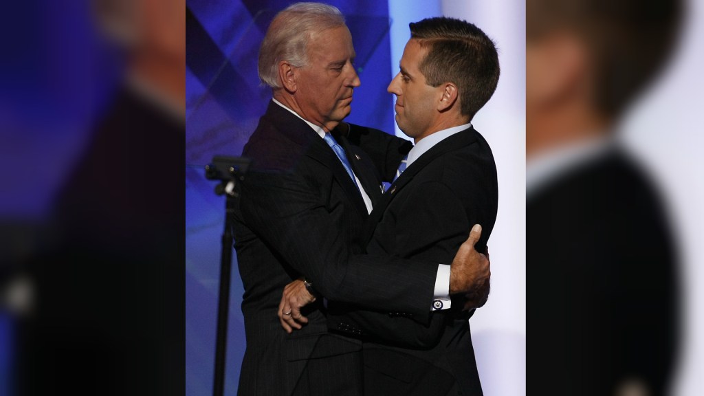 Joe Biden y su hijo durante un evento en 2008. Beau