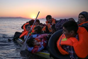 Familias de inmigrantes sirios llegan en una pequeña y sobrecargada lancha hinchable a la isla de griega de Cos. (Crédito: Dan Kitwood/Getty Images).