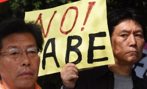 "¡No Abe!", le dicen cientos de japoneses al PM japonés. (Crédito:TORU YAMANAKA/AFP/Getty Images)