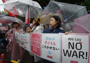 Cientos de personas protestan contra el Primer Ministro Japonés Shinzo Abe por la propuesta en torno al programa de Defensa que se quiere reformar. (Crédito: KAZUHIRO NOGI/AFP/Getty Images)