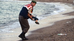 Un oficial Turco en la ciudad de Bodrum lleva el cuerpo sin vida de Aylan, luego de ser encontrado en las costas el 2 de septiembre. El pequeño es uno de los 12 refugiados sirios que se ahogaron en el mar durante una travesía que debía terminar en Grecia.
