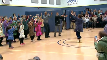 Obama baila Alaska niños