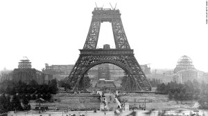 121 personas trabajaron en la construcción de la torre. Aquí una foto de la construcción del monumento en 1888.
