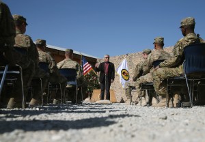 Soldados estadounidenses en Afganistán escuchan una charla del secretario de Defensa Chuck Hegel (Crédito: Mark Wilson/Getty Images)
