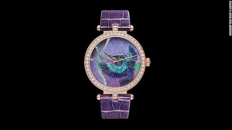 Van Cleef and Arpels debutó la colección Extraordinary Dials, relojes inspirados en arte que muestran un arte en plumas en miniatura, en Watches and Wonders 2015.