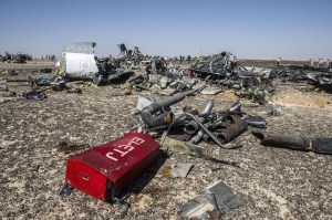 Restos del Airbus 321 de Metrojet que se estrelló en la península del Sinaí, en Egipto. (Crédito: HALED DESOUKI/AFP/Getty Images).